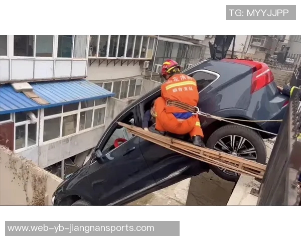 巴黎球迷大巴深夜抛锚高速上80人被困数小时等待救援 巴黎球迷大巴深夜抛锚高速上80人被困数小时等待救援