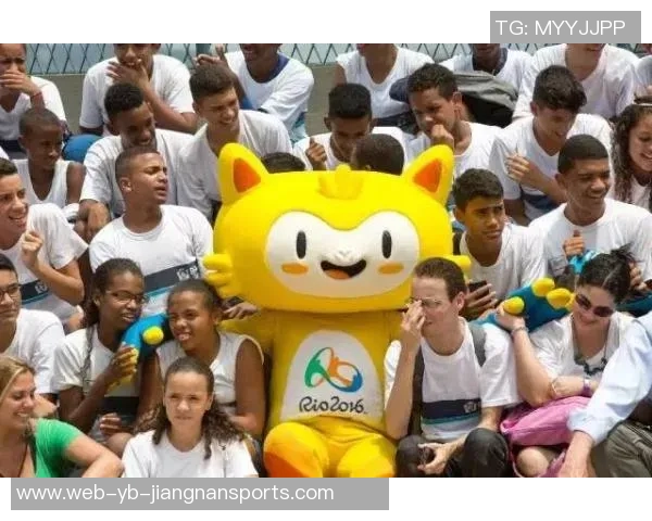 维尼修斯与模特女友甜蜜合影重修旧好感情升温引发热议