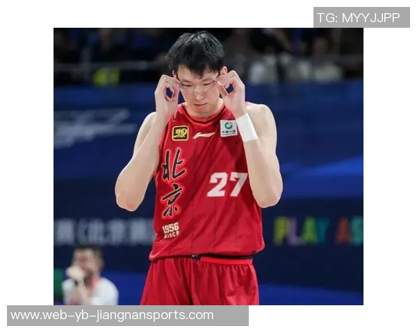 周琦表现平平提前退赛仅得5分9板第三节提前返回更衣室引发关注