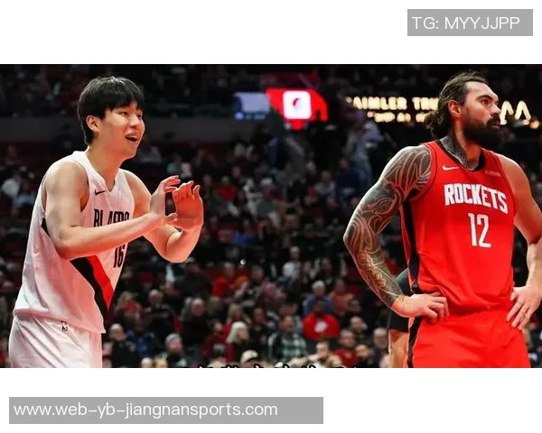 杨瀚森拼抢地板球被亚当斯压住展现强硬风格值得称赞