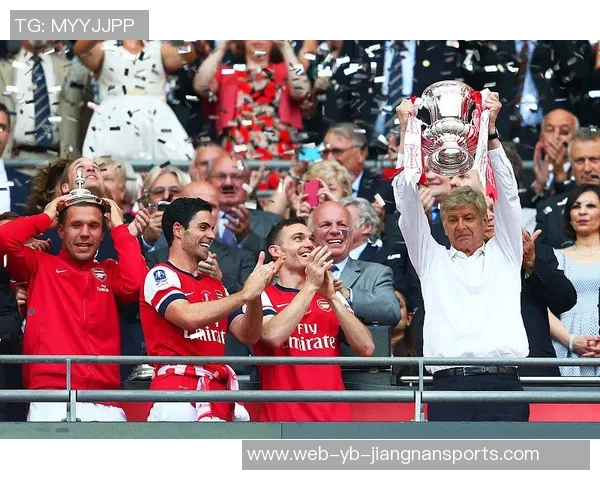 维尼修斯在阿森纳基地训练期间与枪手青训小将亲密合影留念